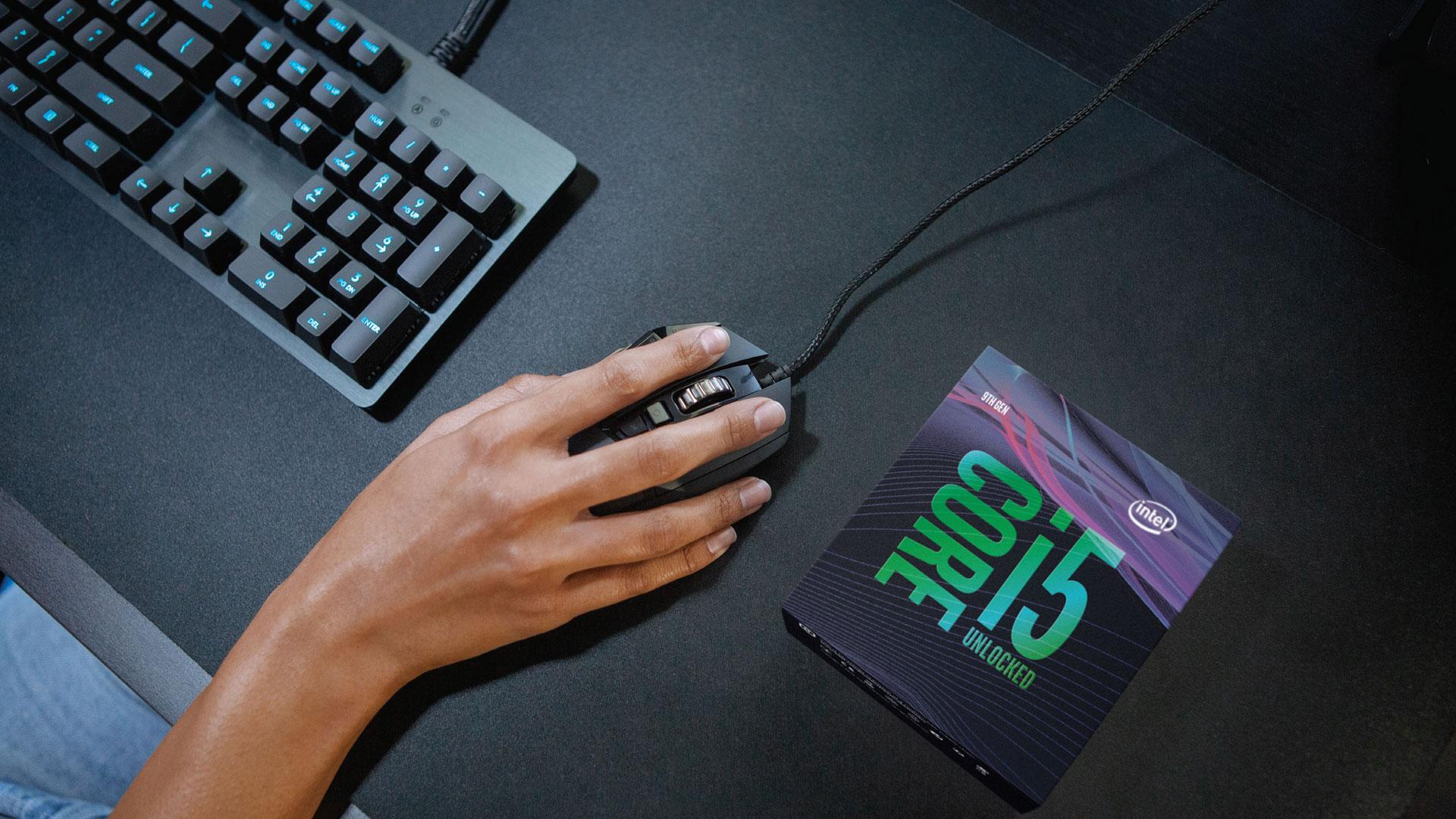 Caja i5 core de novena generación con un hombre trabajando en el mouse y el teclado